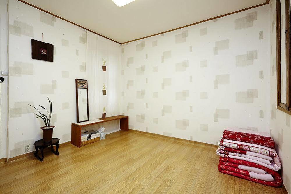 Vine Hanok Guesthouse Сеул Екстер'єр фото